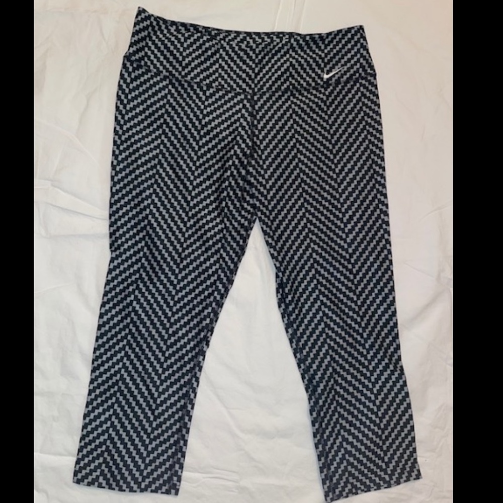 Nike Women’s Dri Fit Legend 2.0 Zig-Zag Capri Legging - Large